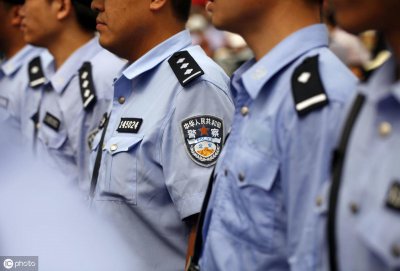 ​警察白衬衫是什么级别（警察制服衬衫为什么有蓝白之分）