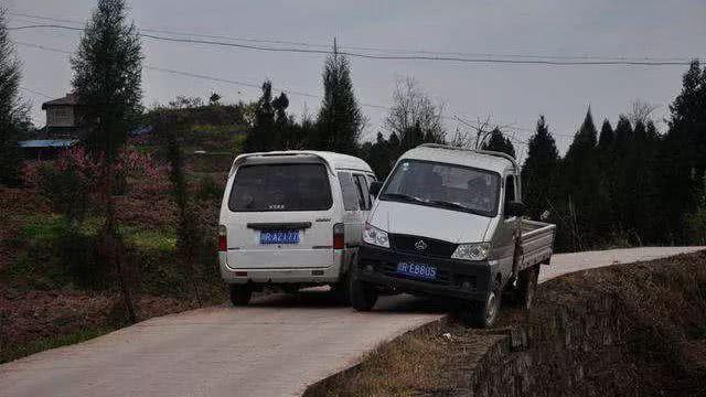 判断车宽是否能通过窄路（怎样判断车能否过狭窄路段）(图5)