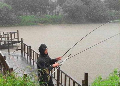 ​春季下雨天钓鱼钓深还是浅（选不准钓深一样没渔获）