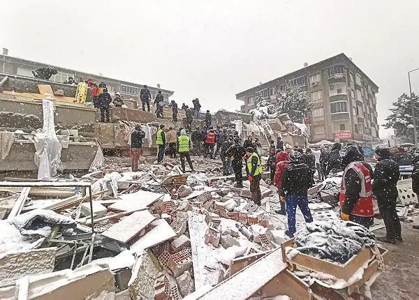 土耳其地震目前造成多少死亡（土耳其地震致1.5万人遇难）(7)