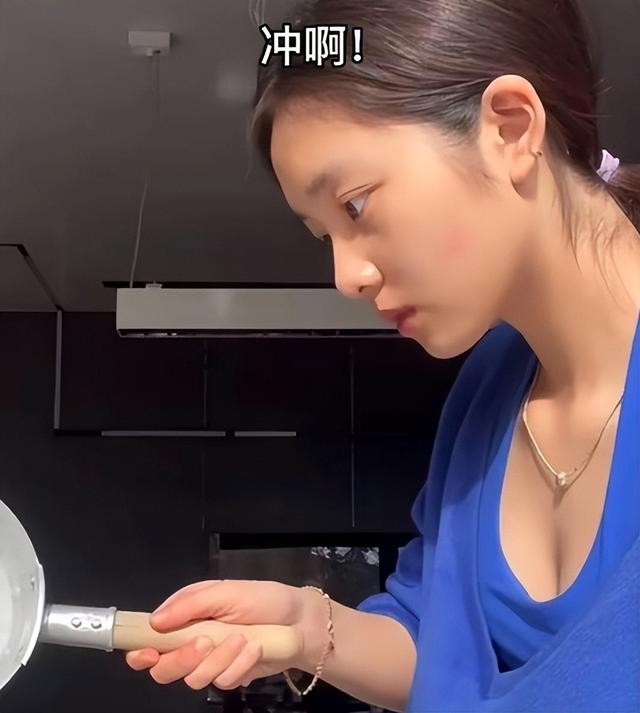 黄磊晒女儿黄多多近照（黄多多晒露乳照引争议）(7)