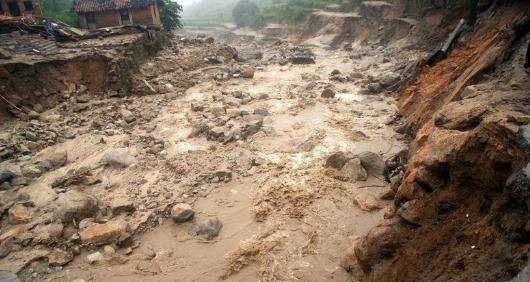 遇到泥石流正确做法是什么,山上遭遇泥石流正确的做法图8