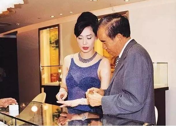 邝美云颜值巅峰(从阁楼女孩到珠宝大亨)(19)