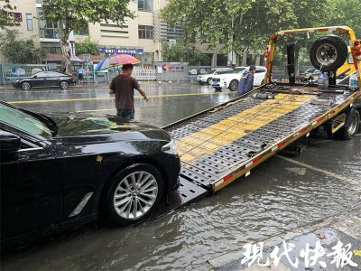 ​南京银城东苑又淹了？快报记者探访：路面瞬间积水严重，附近多辆汽车被淹