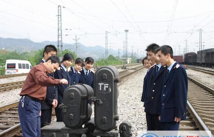 辽宁轨道交通职业技术学院和锦州铁路学院有啥区别，哪种学院属正规学院哪所学院读完直接分配铁路工作