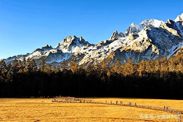 第二天：上午在玉龙雪山前转了一圈看日出+茶马古道