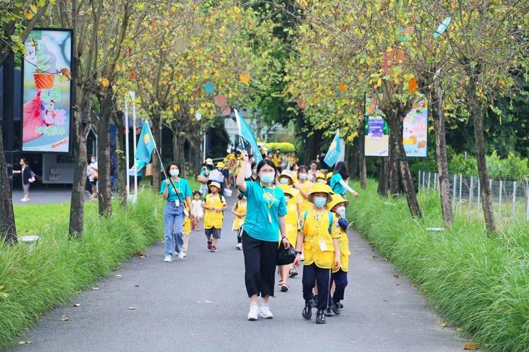 1.选择远离城市的郊外，如果您带着孩子去野外，一定要选择比较宽敞的地方，这样更能保证孩子有足够的空间玩游戏。