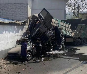 ​河南洛阳大货车与小车相撞后冲进路边民房起火，当地多方救援！应急管理局：3