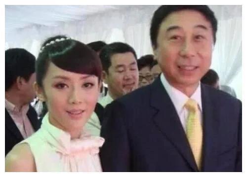 冯巩老婆照片隐藏36年 被曝：明明是夫妻却像是父女？