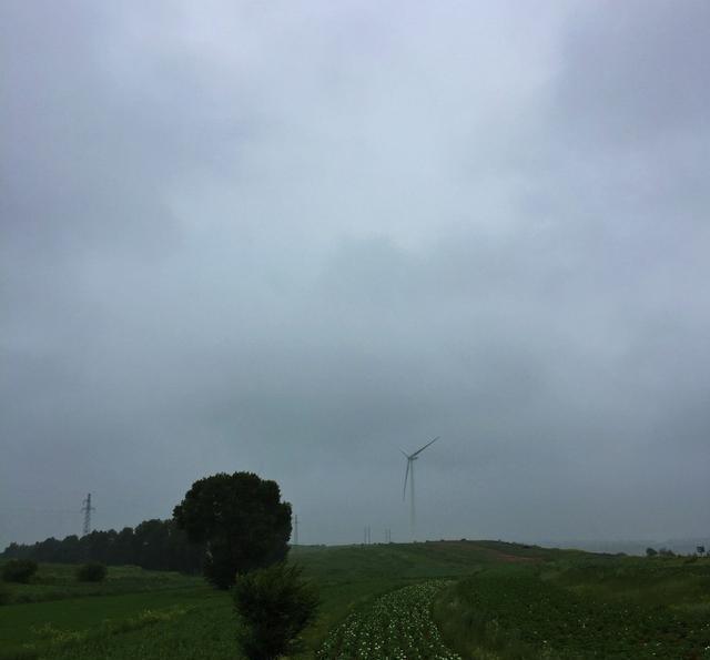 我看到的草原天路，雨天一片茫然