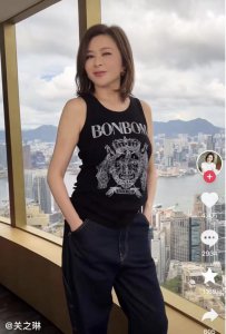 ​61岁关之琳现状：穿黑色背心像30岁少女，我感慨不愧是HK第一美